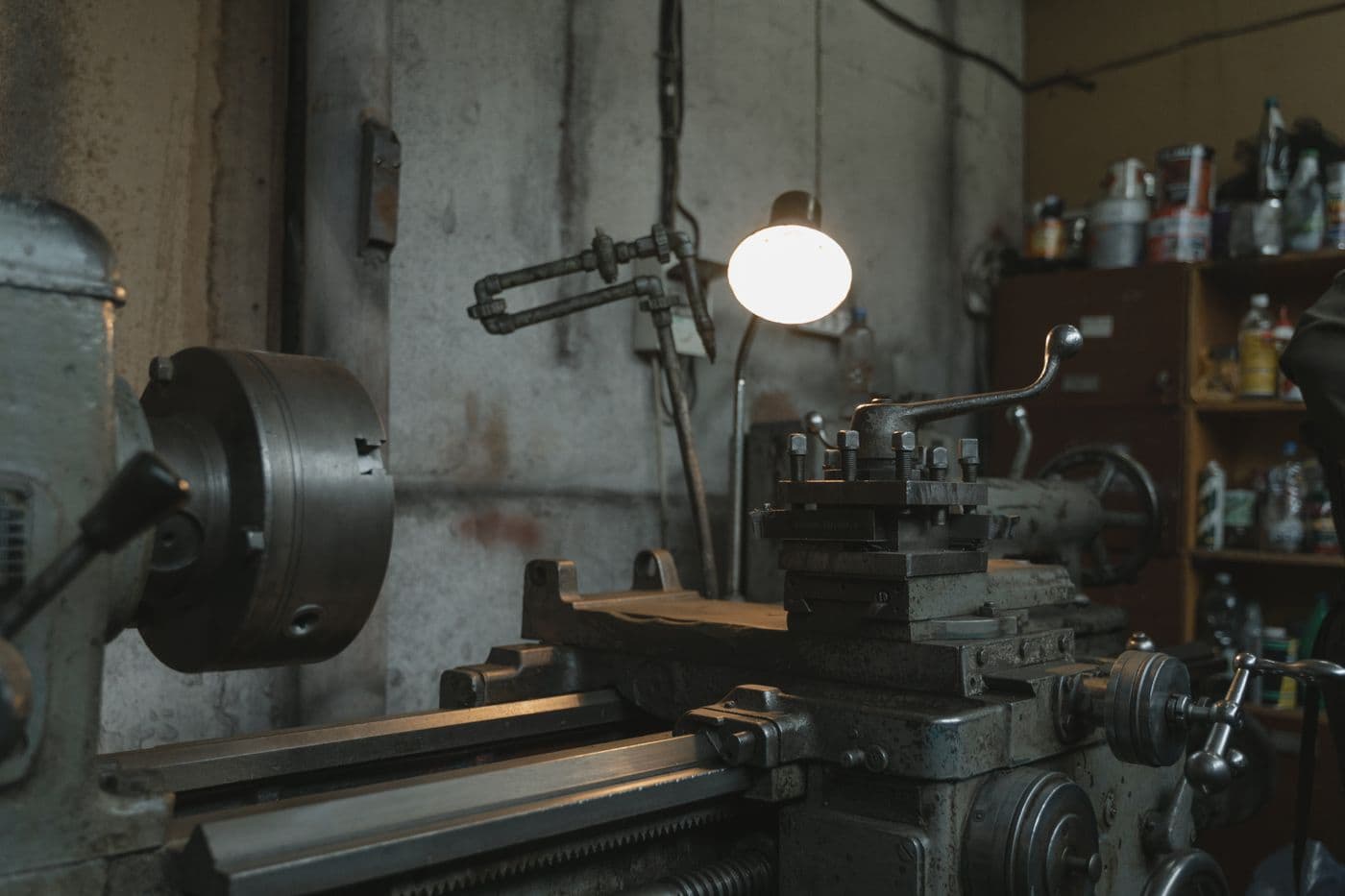 Werkstatt mit konventioneller Drehmaschine